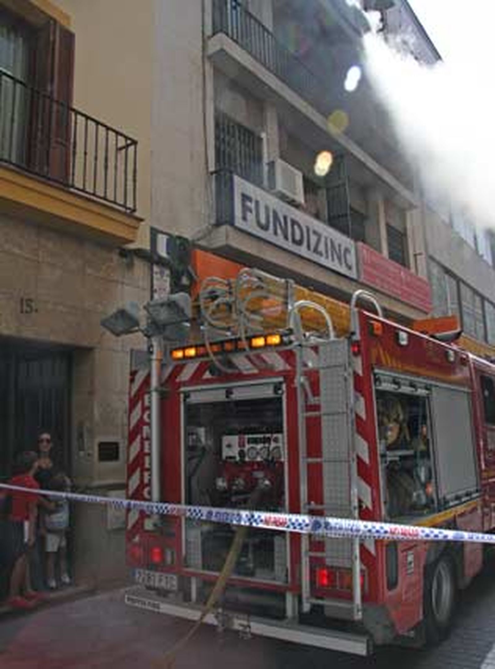 Un incendio obliga a desalojar a los vecinos de un bloque de tres plantas en O'Donnell