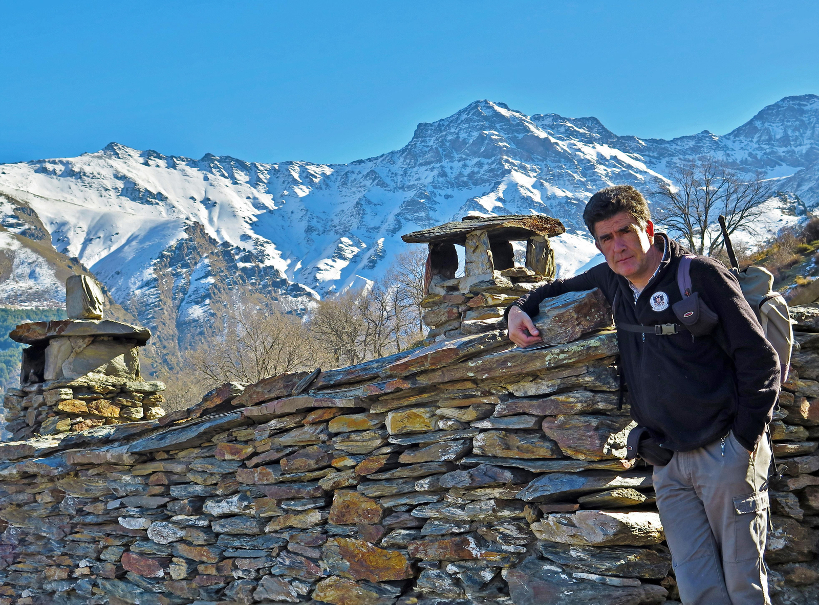 Antonio Castilla Martín en el cortijo del Hornillo frente al Mulhacén y Alcazaba