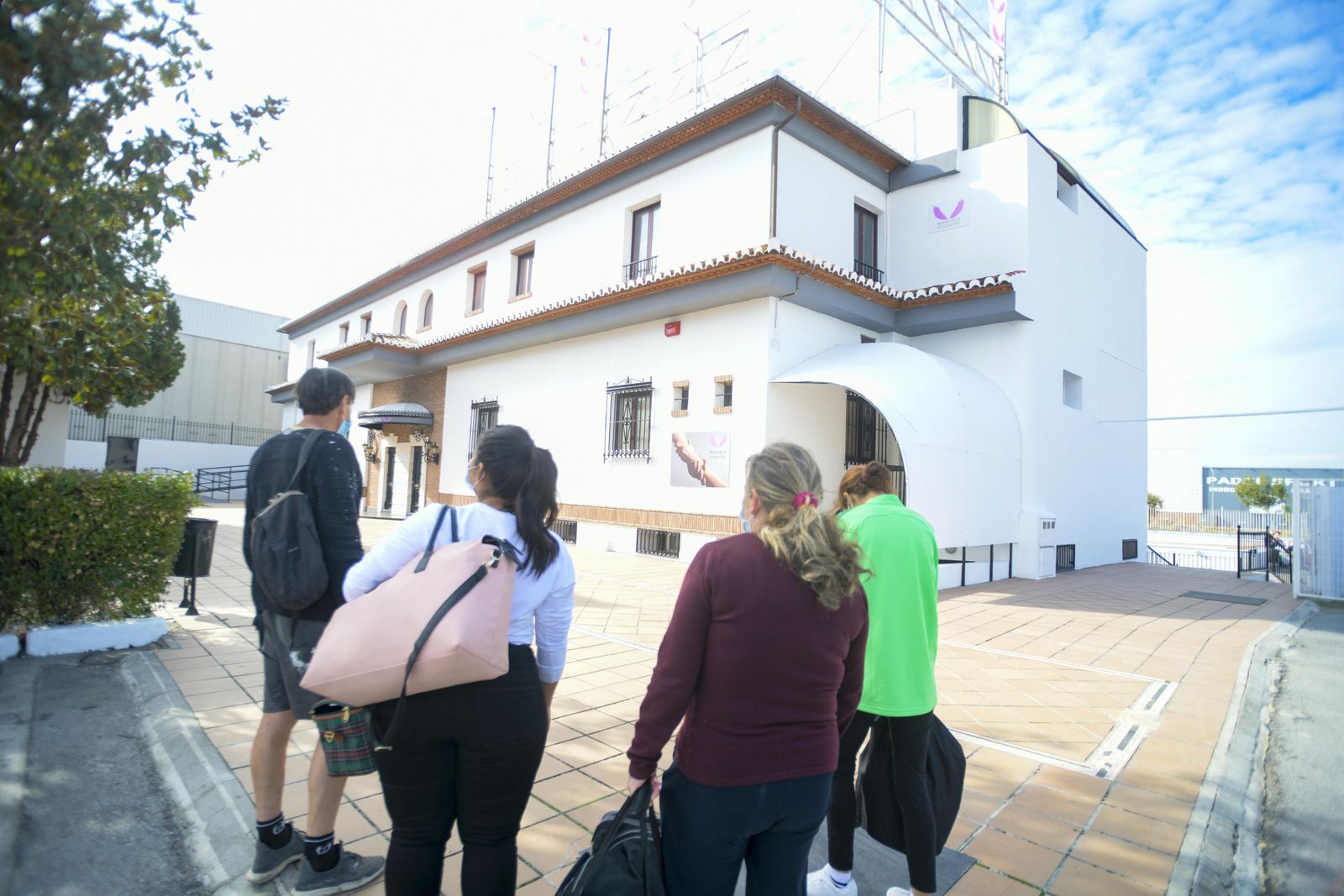 Cuatro de las once personas que ya habitan el nuevo albergue de Manuela Fundación en Granada.