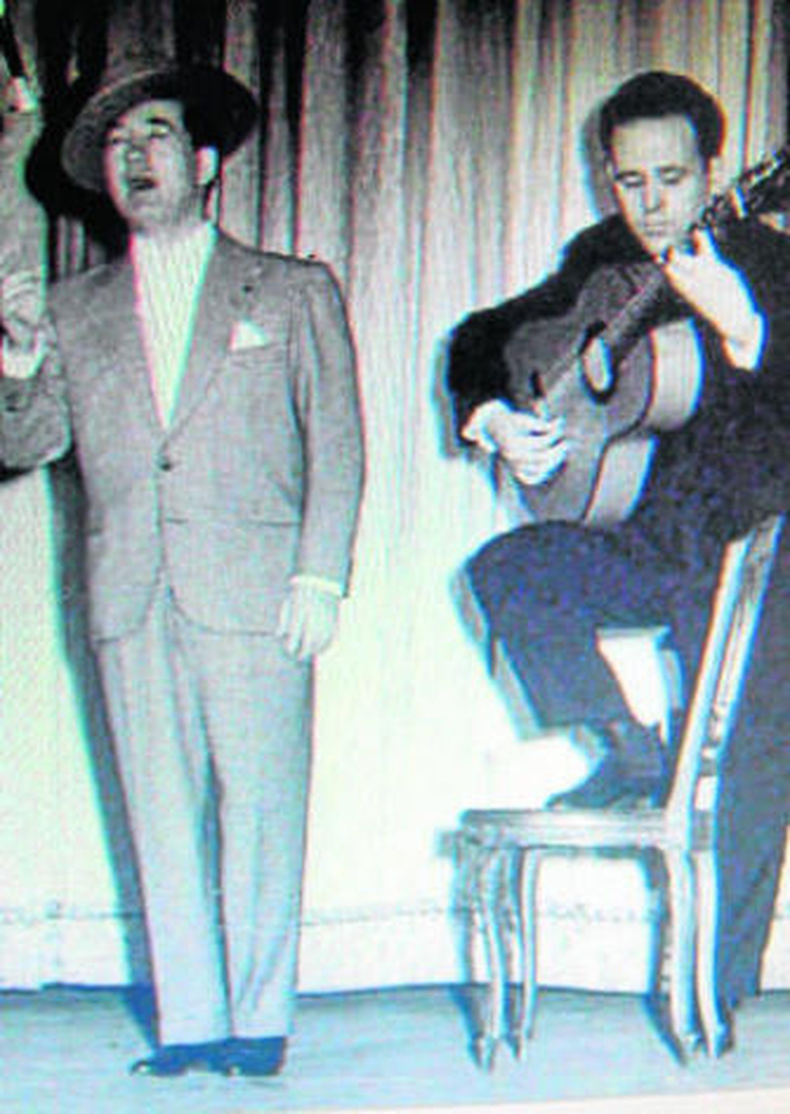 Alberto Vélez acompaña a Juanito Valderrama en una actuación.