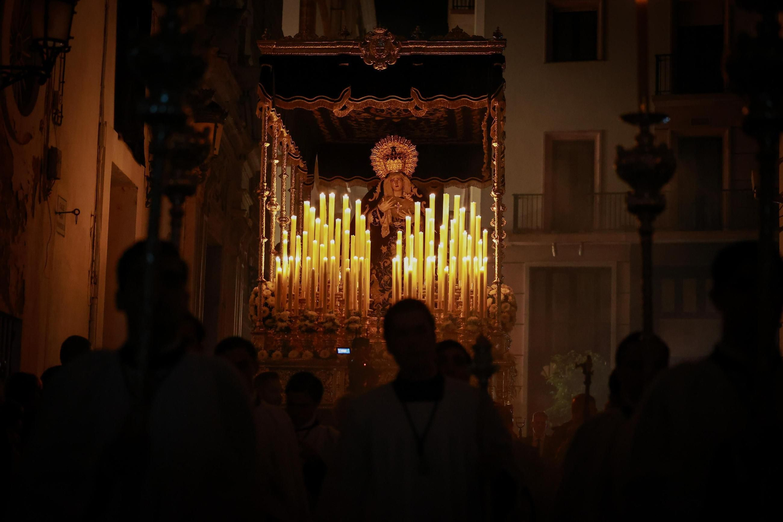 Imágenes de la salida de Buena Muerte en la Semana Santa de Cádiz 2025