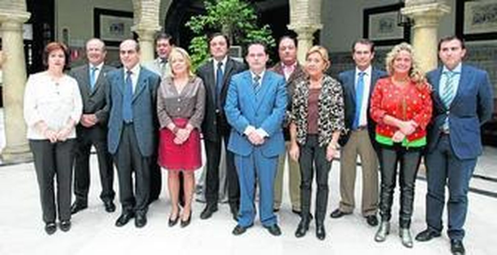 El jurado de los Premios Averroes, ayer, en el Círculo de la Amistad tras decidir los galardones.