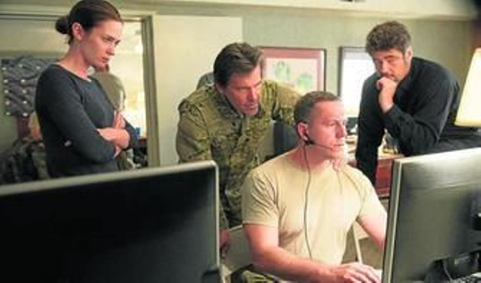 Emily Blunt, Josh Brolin y Benicio del Toro, en un fotograma de 'Sicario'.