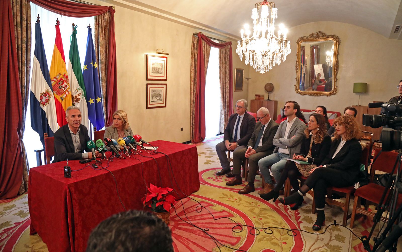 La alcaldesa y el consejero, durante la presentación de la Zambomba BIC, en el Ayuntamiento.