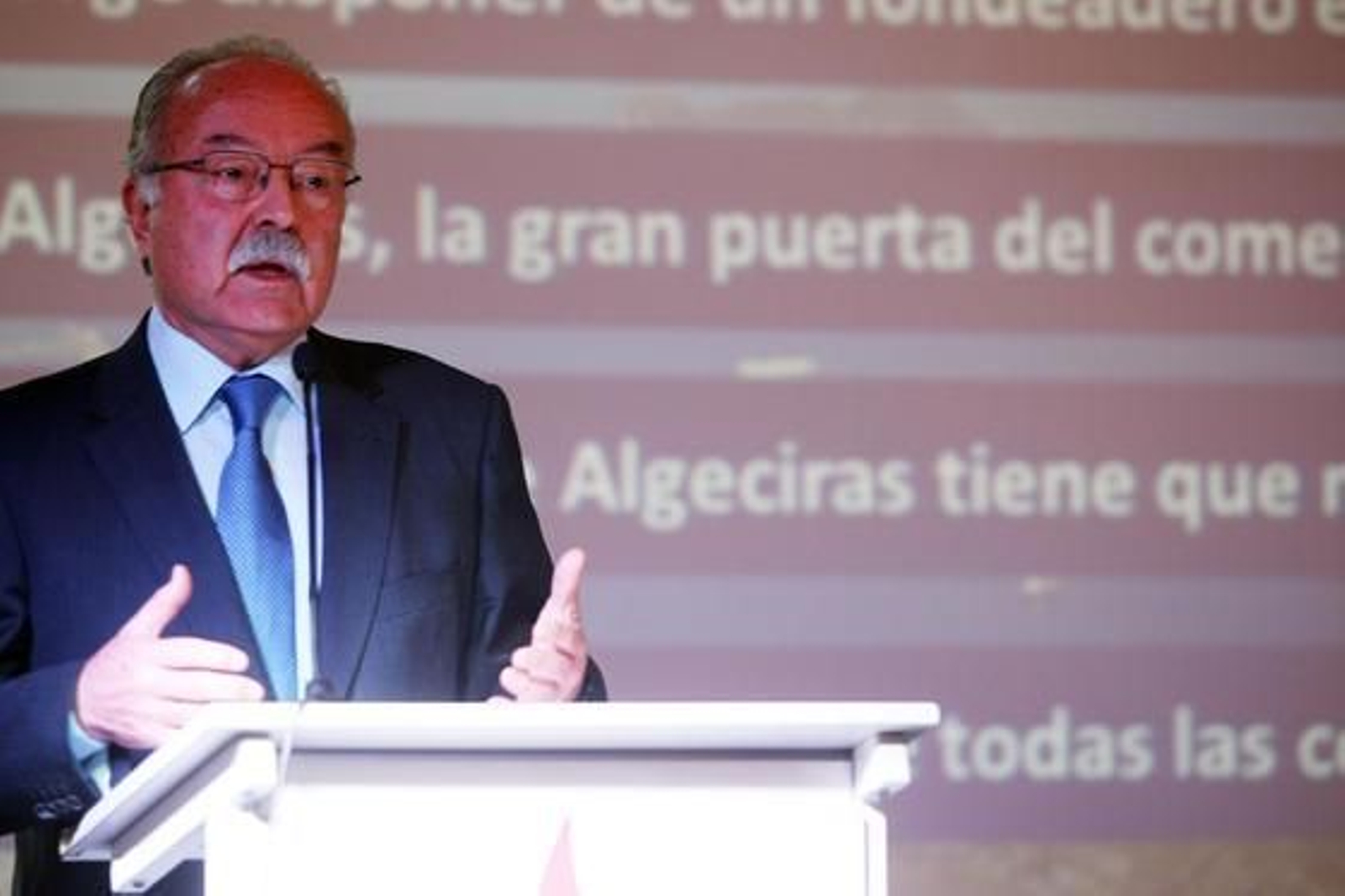 Un instante de la presentación de Manuel Morón sobre los cinco grandes retos del puerto Bahía de Algeciras, ayer en el hotel Guadacorte.   Foto: Paco Guerrero