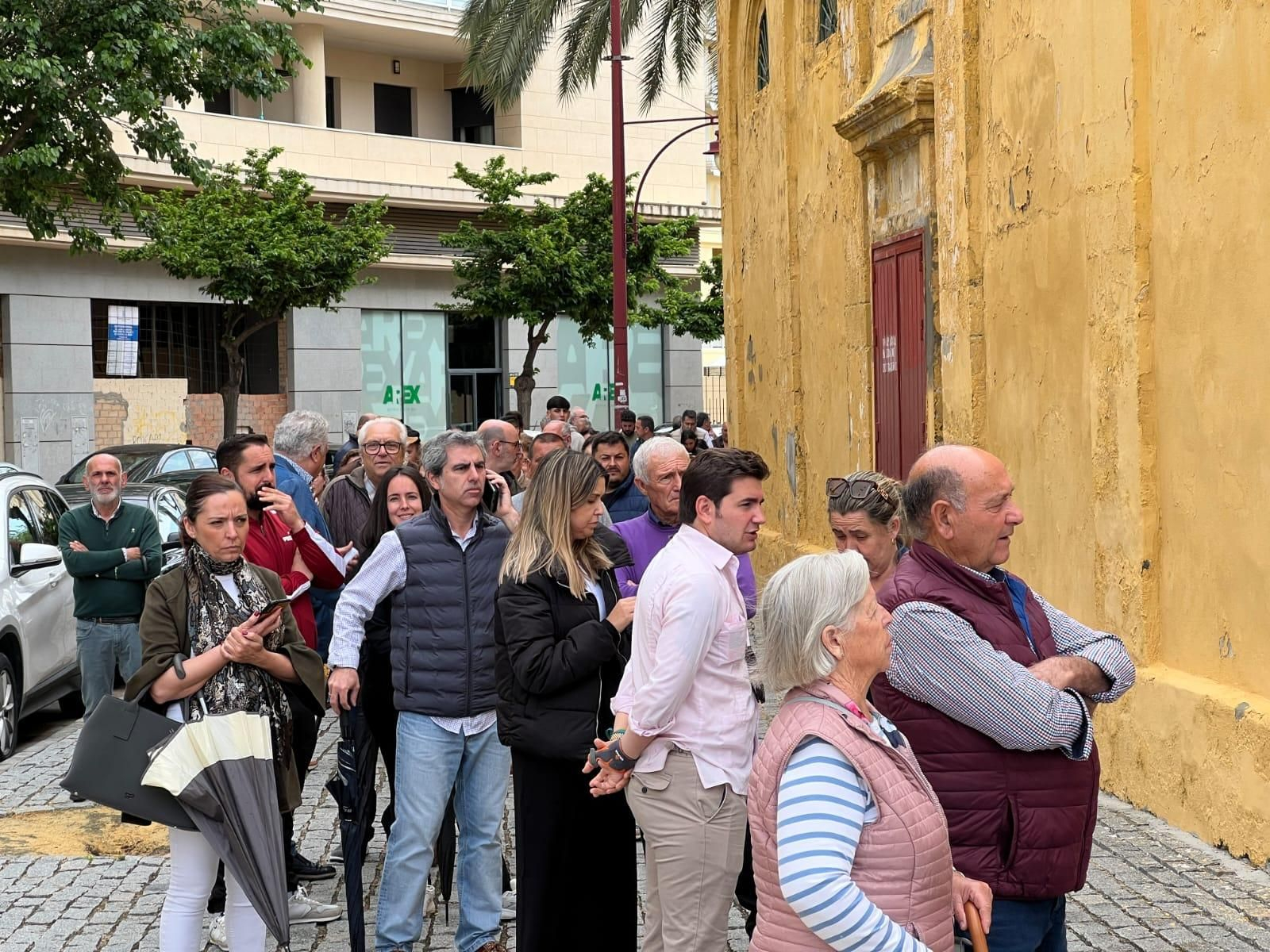Colas en la taquilla de la Plaza de Toros de Jerez este lunes para las corridas de Feria 2025.