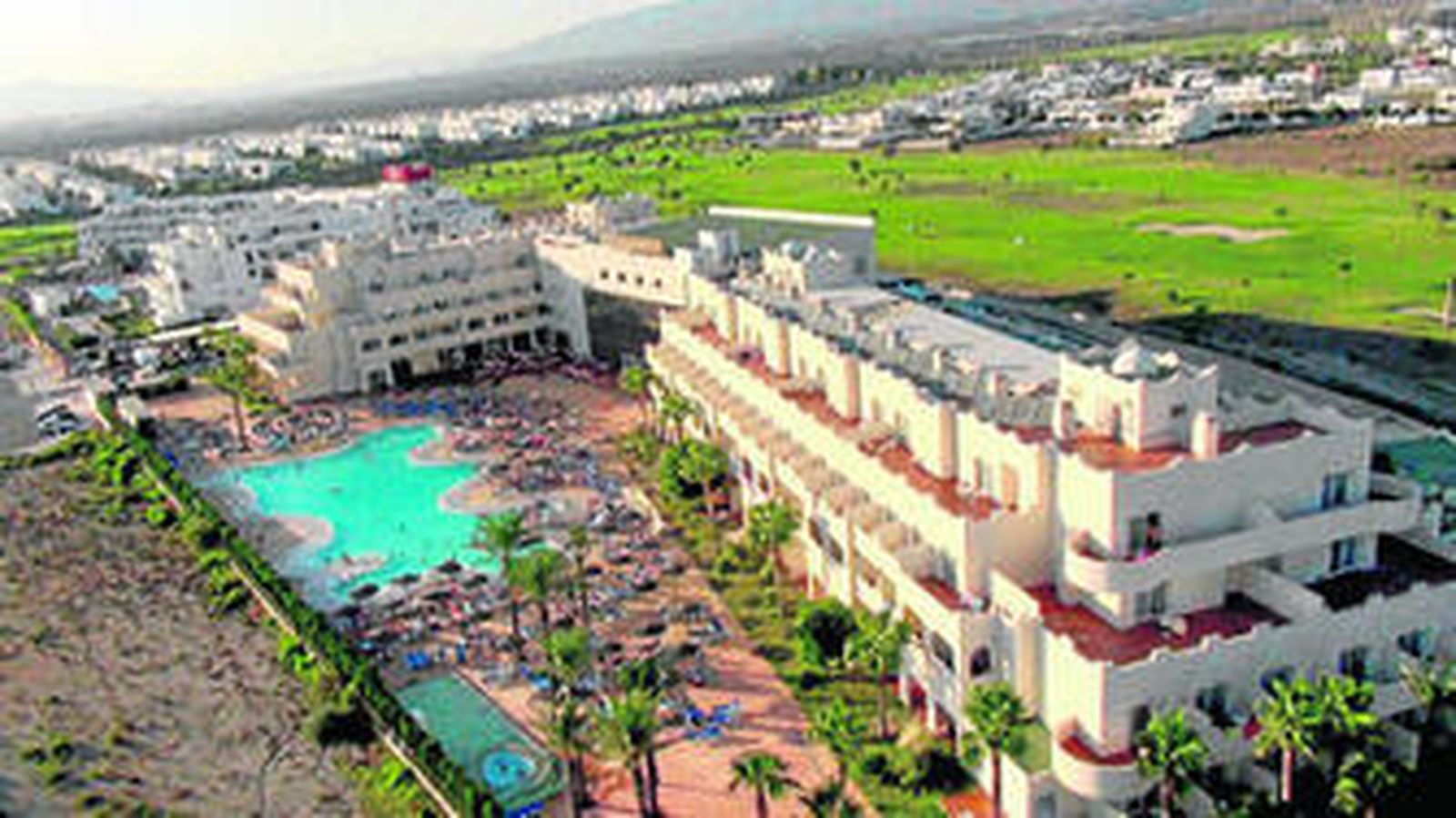 Panorámica del Hotel Alcazaba Mar ubicado en el corazón de El Toyo.
