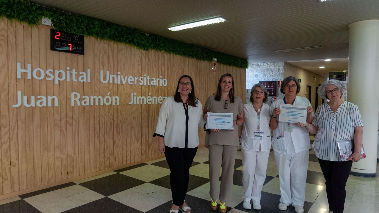 Las profesionales premiadas por sus trabajos relacionados con los cuidados enfermeros en pacientes oncológicos. Las profesionales premiadas por sus trabajos relacionados con los cuidados enfermeros en pacientes oncológicos.