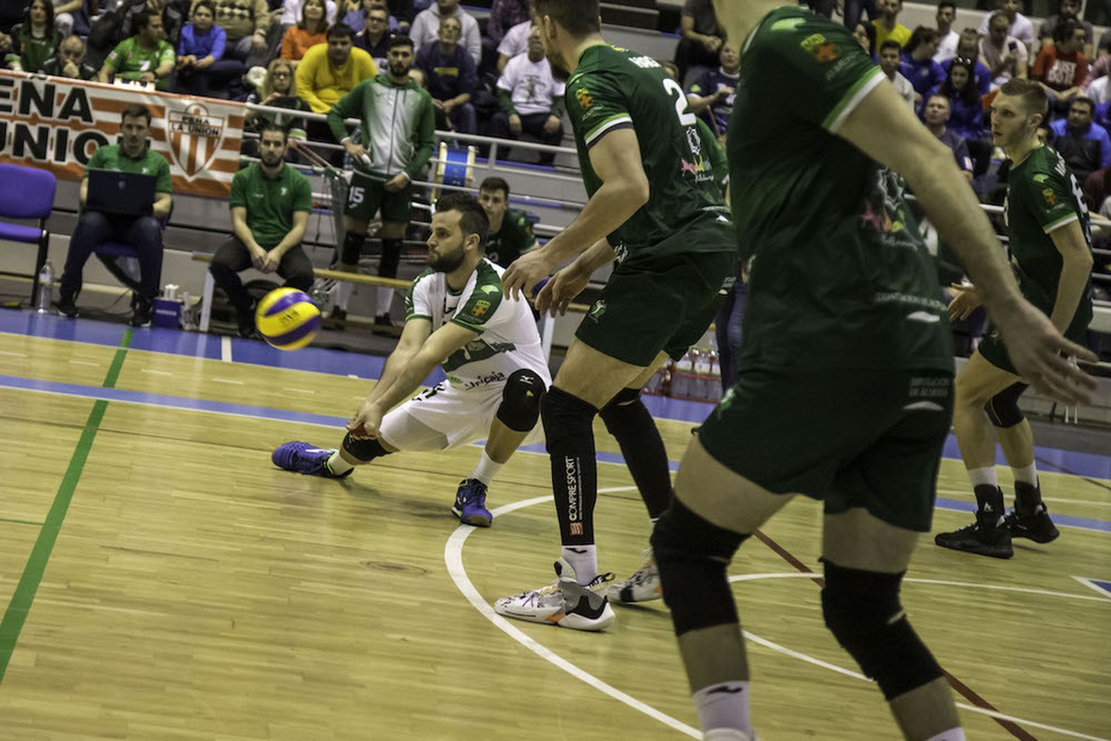 El sevillano Mario Ferrera realiza una recepción en un duelo en el Moisés Ruiz