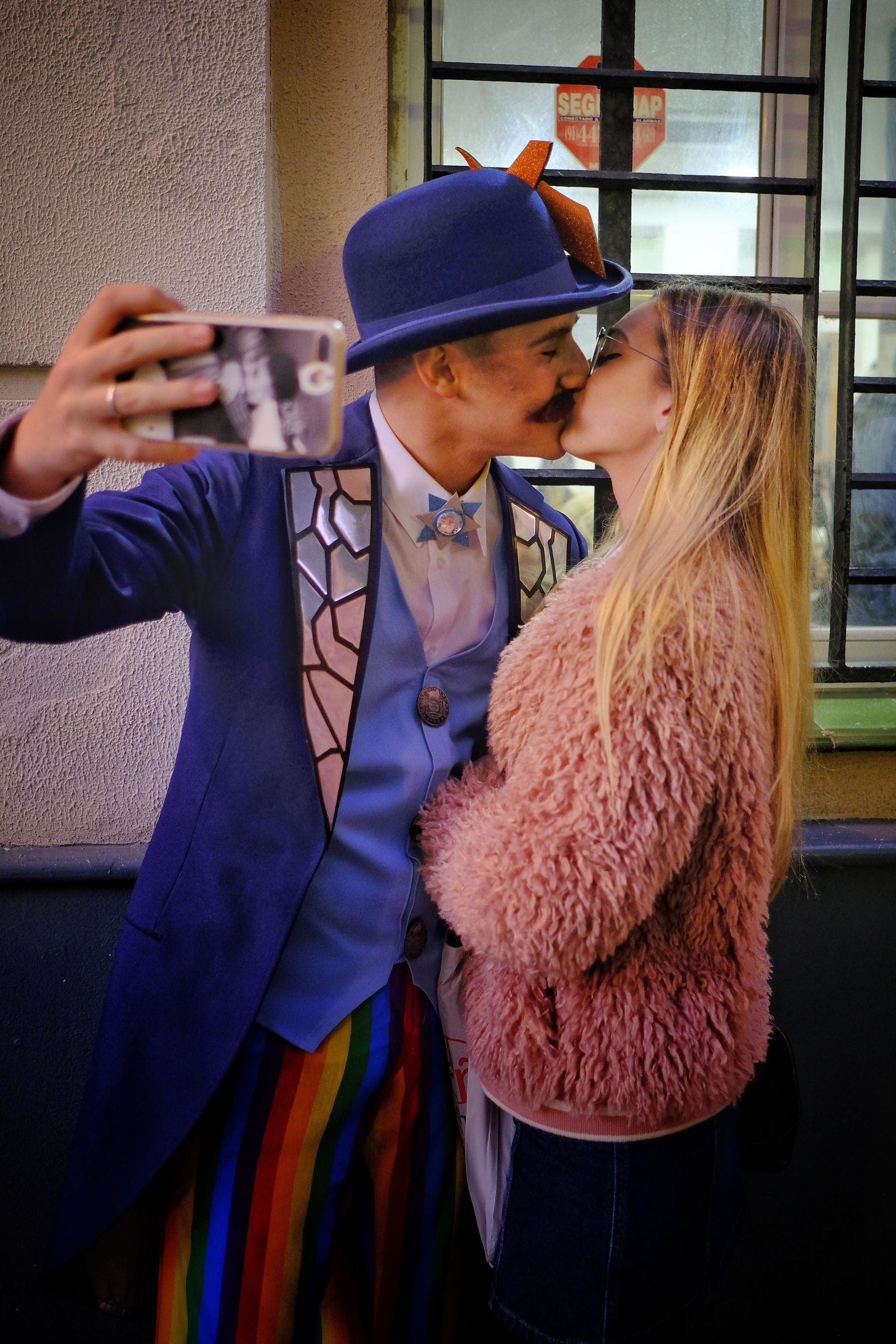 Un componente del coro besa a una chica mientras se hace un selfie.