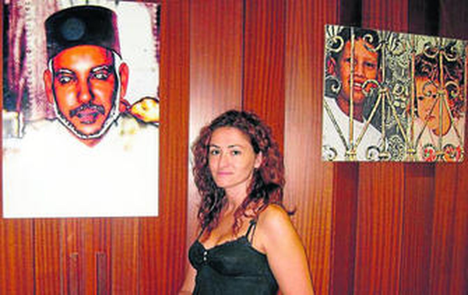 La artista posando junto a las imágenes de la exposición.