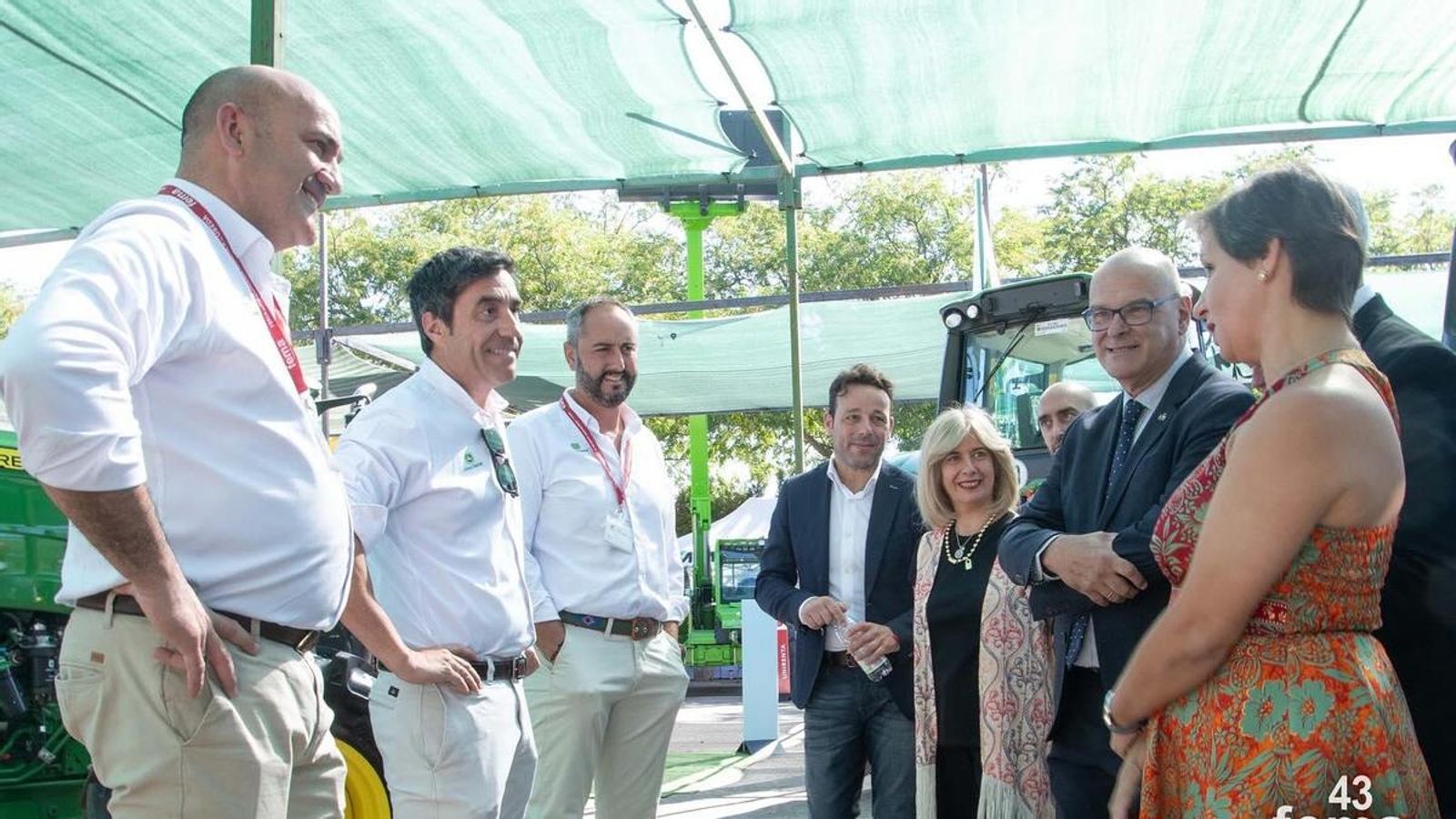 Representantes políticos conversan en la inauguración de la Feria de Maquinaria Agrícola de Úbeda.