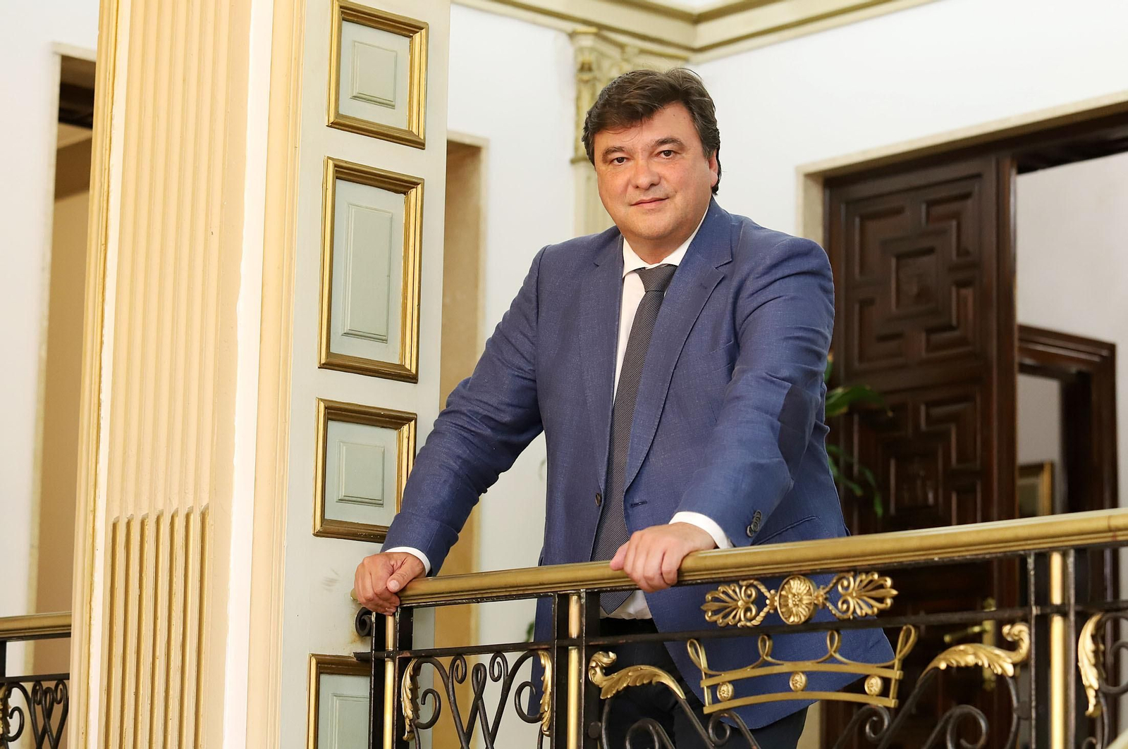 Gabriel Cruz en el interior de la Casa Consistorial de Huelva.