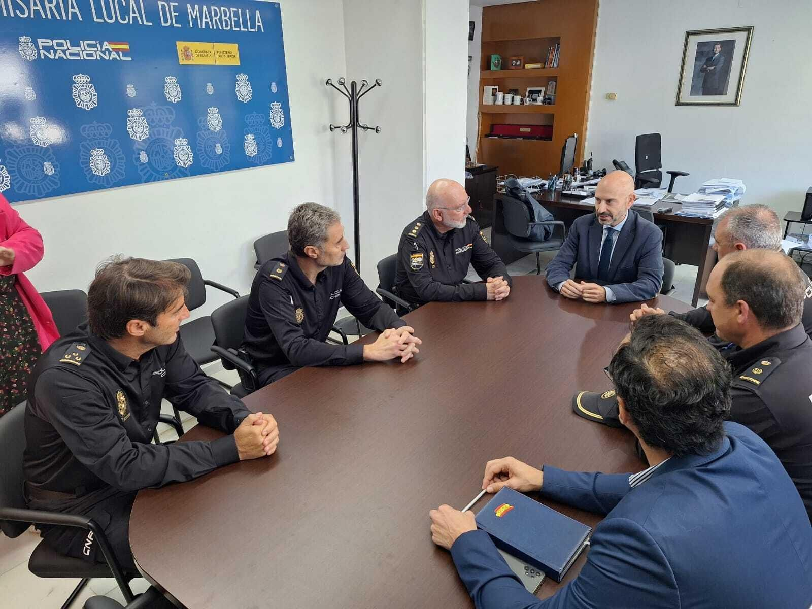 Visita del subdelegado del Gobierno de Málaga a la Comisaría de Marbella.
