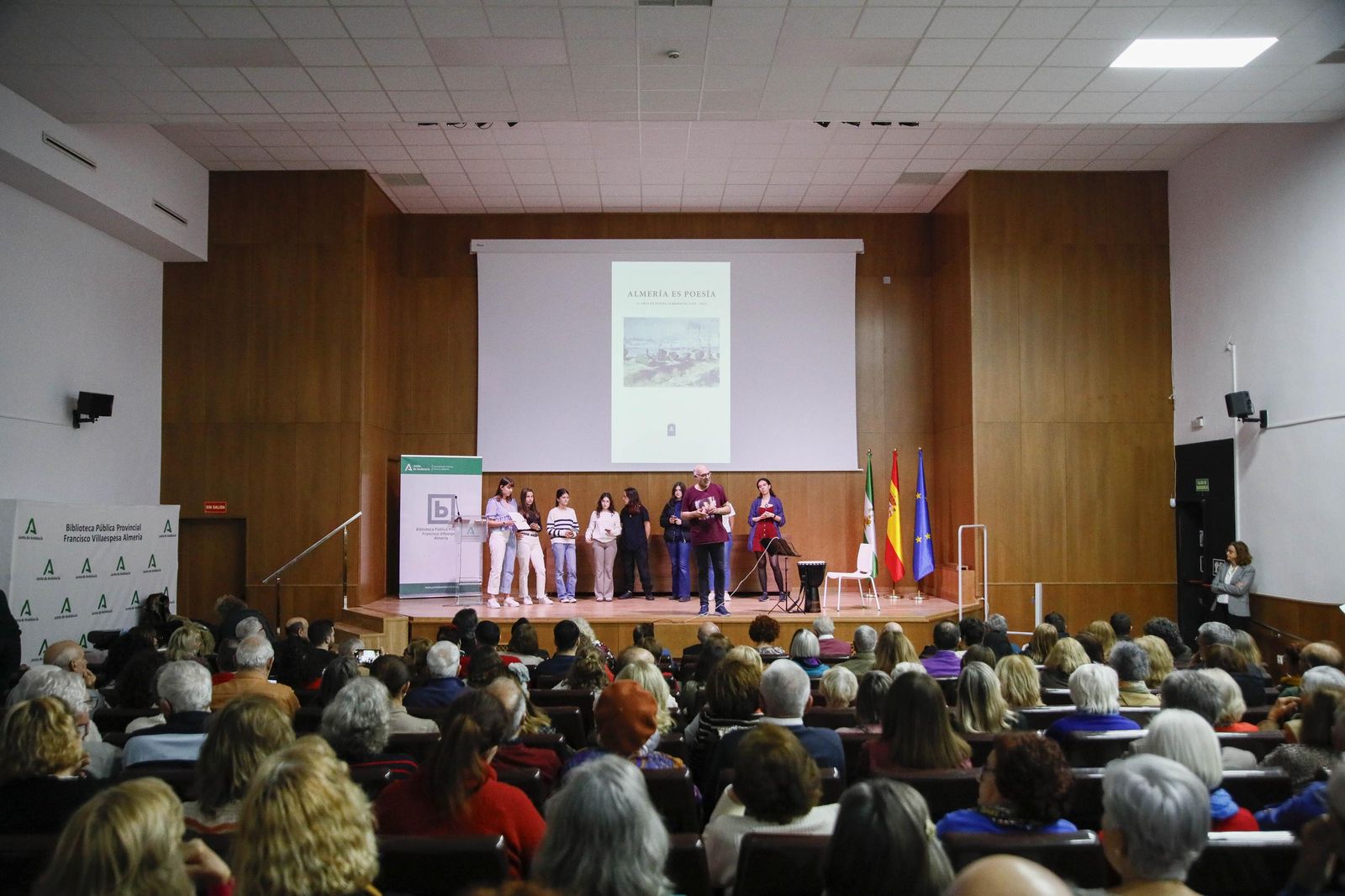 Las imágenes de la presentación del libro "Almería es poesía" en la biblioteca Villaespesa de la ciudad de Almería