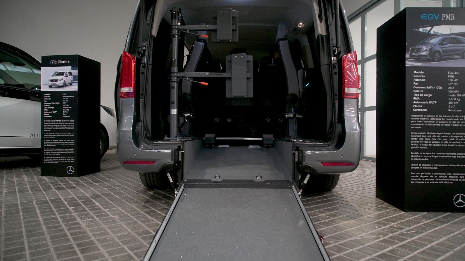 La posición de la batería, que llega hasta la altura del eje trasero, no impide modificaciones como ésta sobre la EQV que facilitan el acceso de una silla de ruedas.