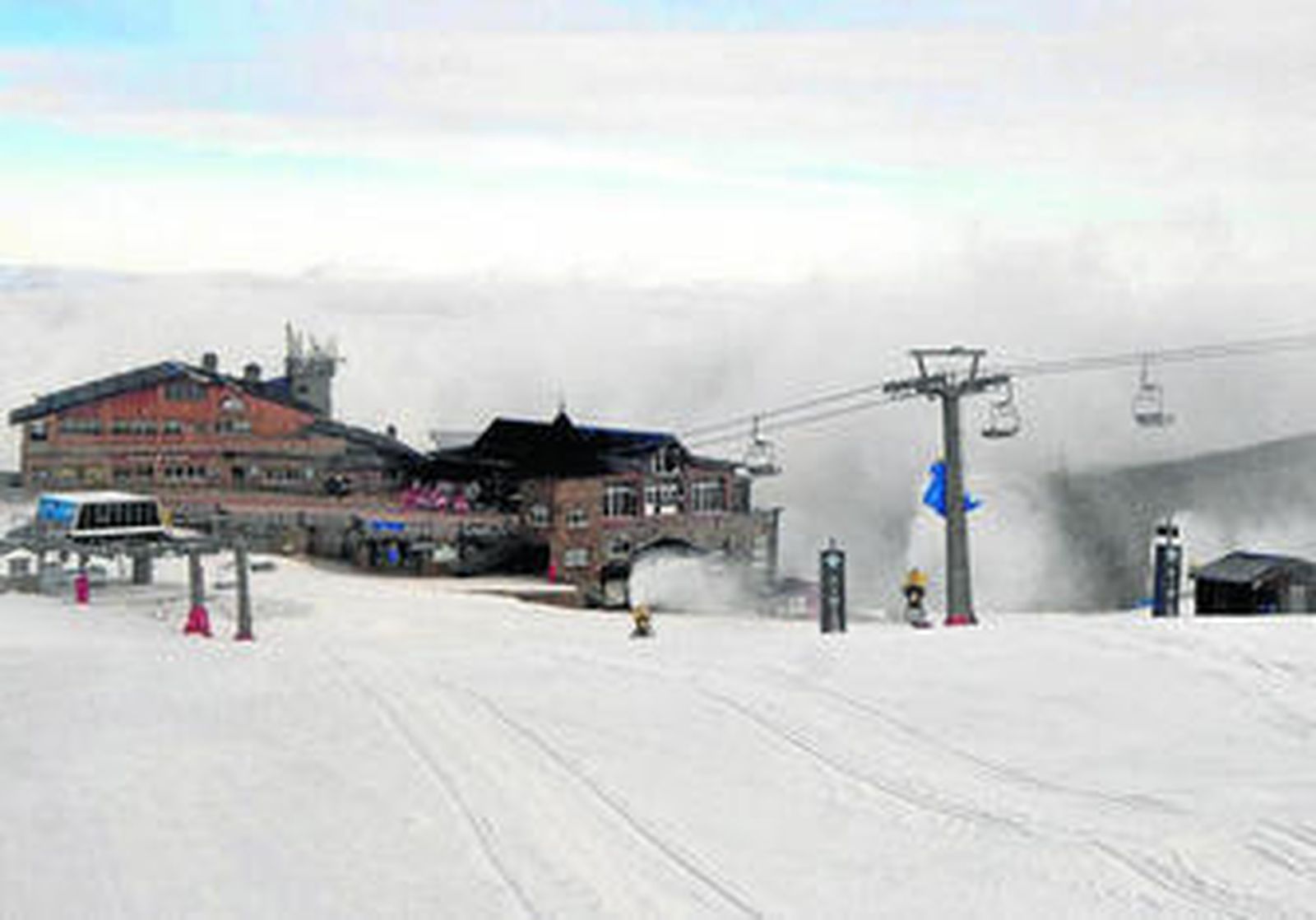 Los trabajadores de la estación trabajan de forma incesante para asegurar las mejores condiciones de apertura.