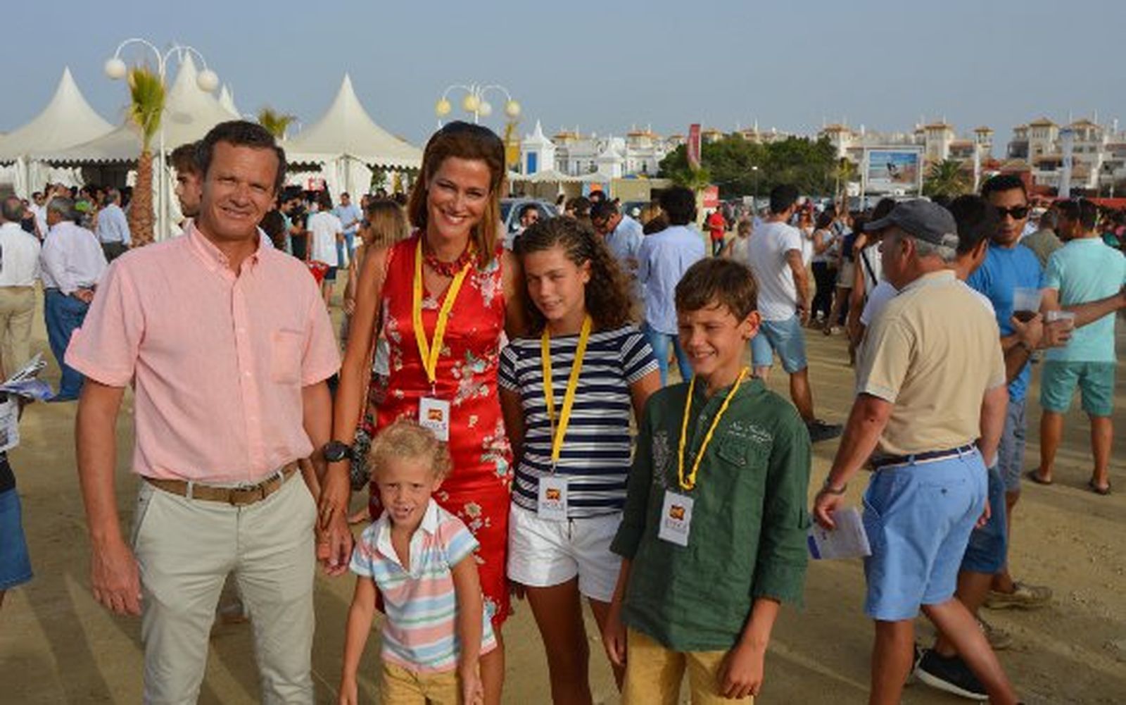 David Astolfi con su mujer María Laffitte y sus hijos Javier, David e Inés Astolfi, durante la jornada de ayer.  Foto: Ignacio Casas de Ciria