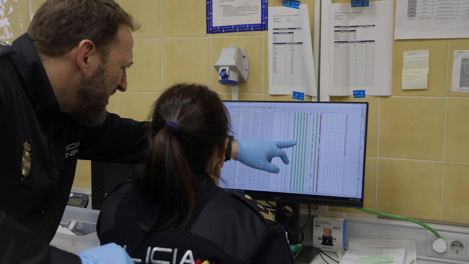 El inspector Francisco Cobos trabaja con una agente delante de un ordenador.