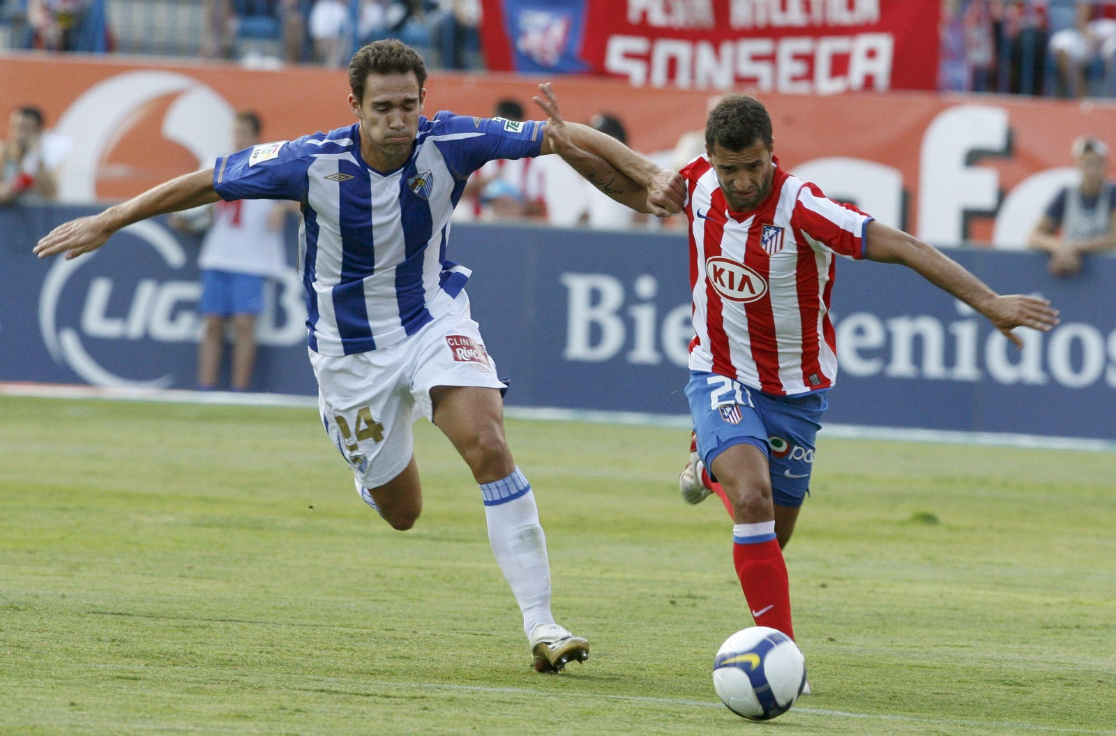Lolo persigue a Simao en el VIcente Calderón.