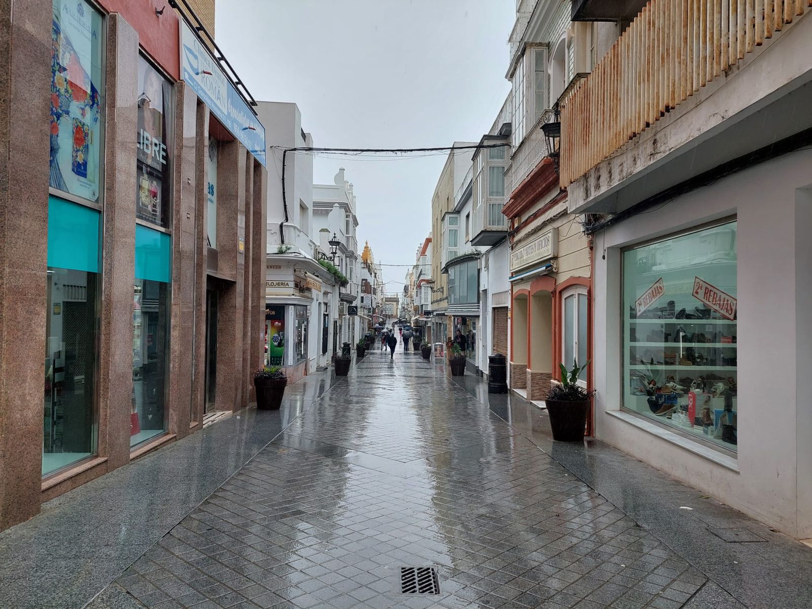 La calle Rosario, una de las principales arterias comerciales de la ciudad, prácticamente vacía.
