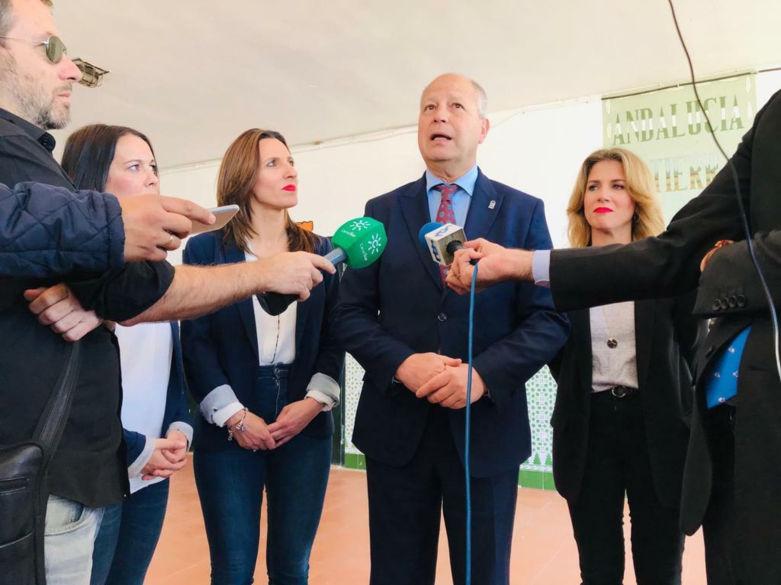 El consejero Javier Imbroda, esta mañana en Chipiona junto a la alcaldesa y la delegada de la Junta.
