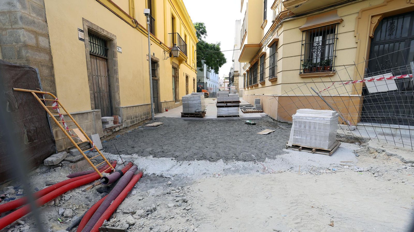Tramo de calle Oliva junto a la plaza de Santiago que también está en obras