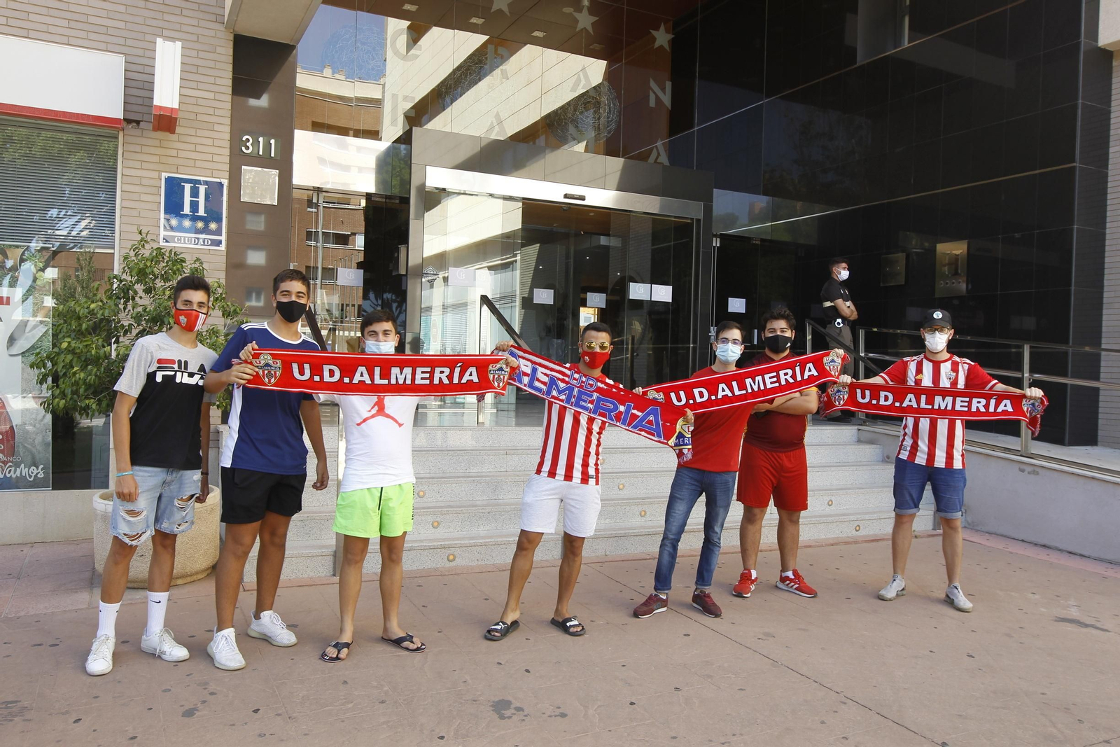 Fotogalería de la afición del Almería antes del partido ante el Girona