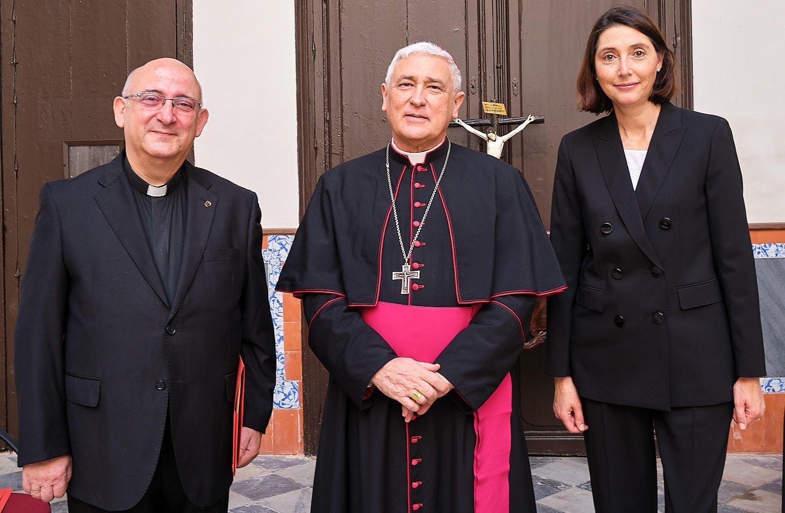 El nuevo vicario general y la ecónoma diocesana, con el obispo de Cádiz y Ceuta, Rafael Zornoza