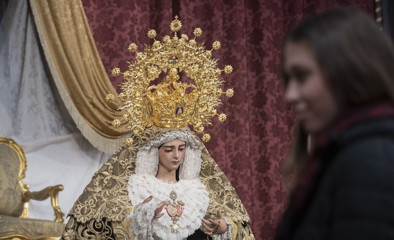Las imágenes del besamanos de la Virgen de Gracia y Esperanza de San Roque