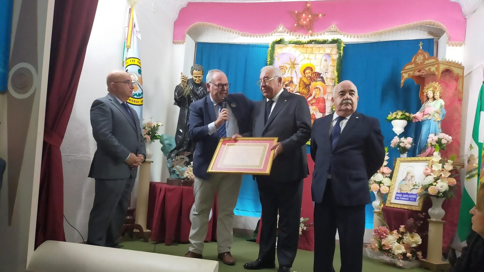 Los antiguos alumnos salesianos reconocen la labor solidaria de Francisco Ruiz Brenes 'Superpaco' en San Fernando.