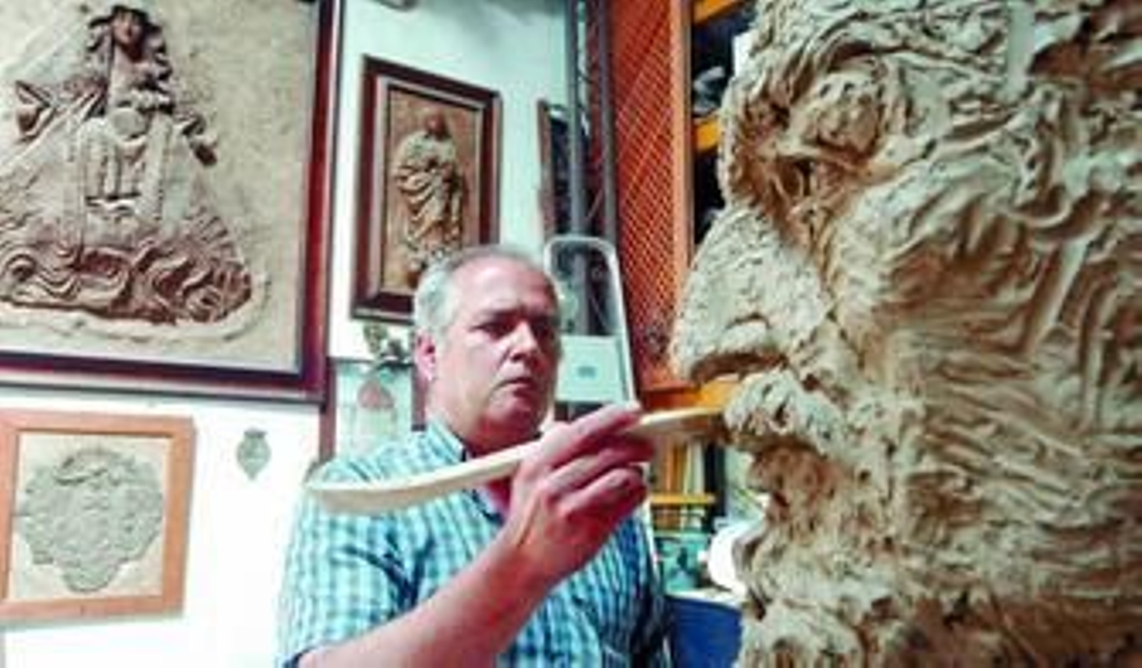 El escultor monumentalista Francisco Parra retoca una de sus obras.