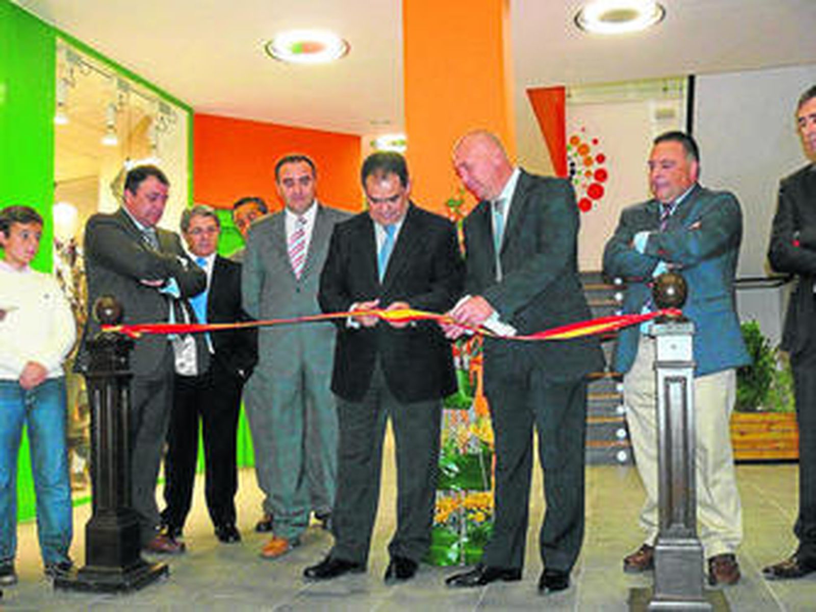 El alcalde de La Palma, Juan Carlos Lagares, corta la cinta inaugural junto a los promotores.