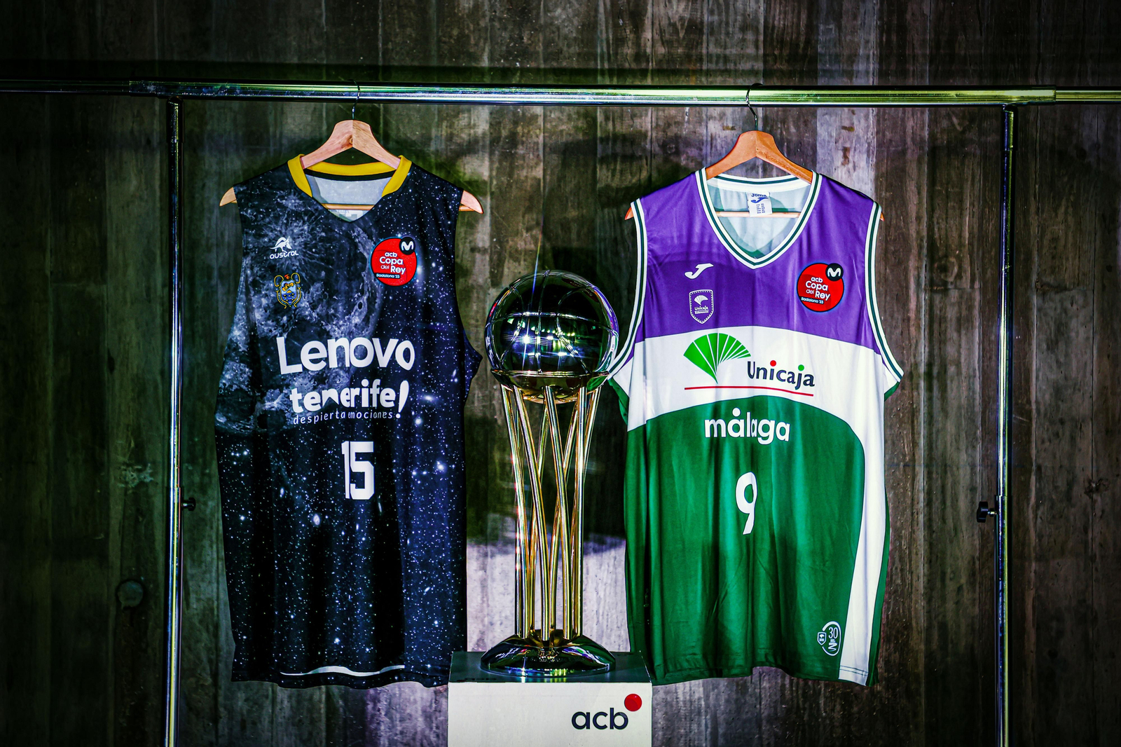 Las camisetas del Lenovo Tenerife y el Unicaja. Las camisetas del Lenovo Tenerife y el Unicaja.