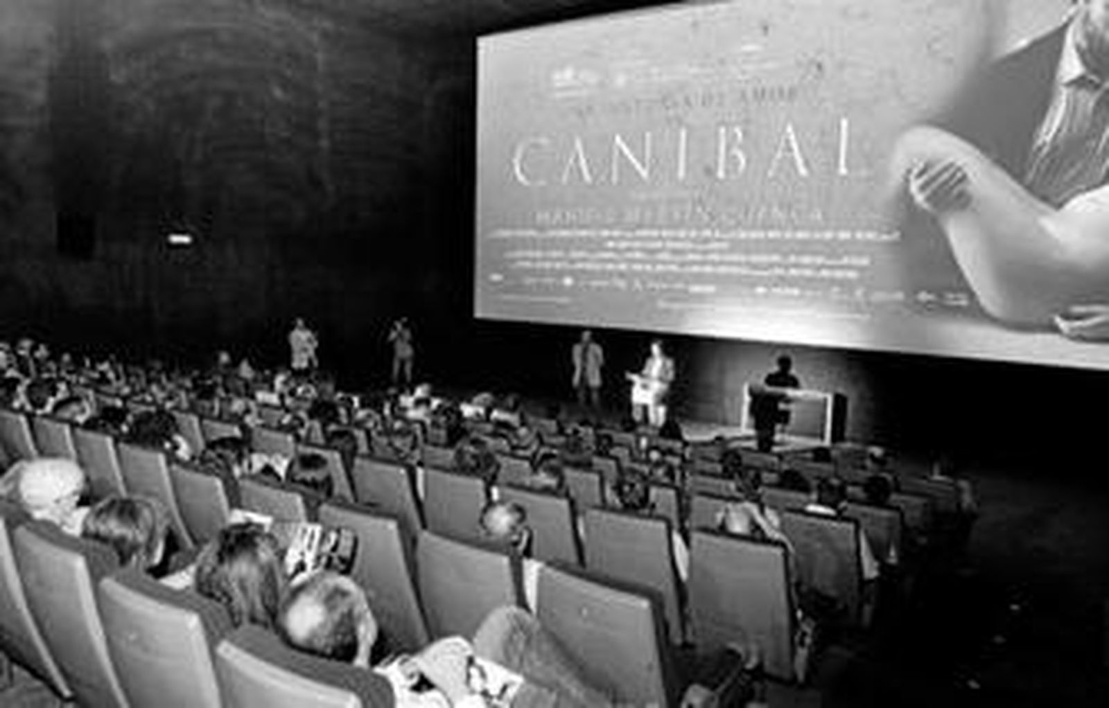 Martín Cuenca no pudo ocultar su alegría de presentar su película en El Ejido, su tierra.