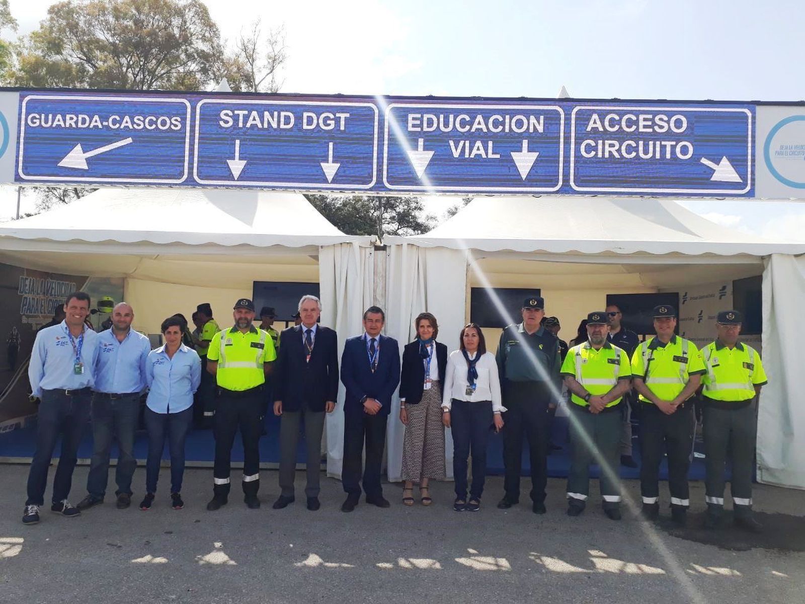 Antonio Sanz y Agustín Muñoz visitaron ayer el stand de la DGT en el Circuito.