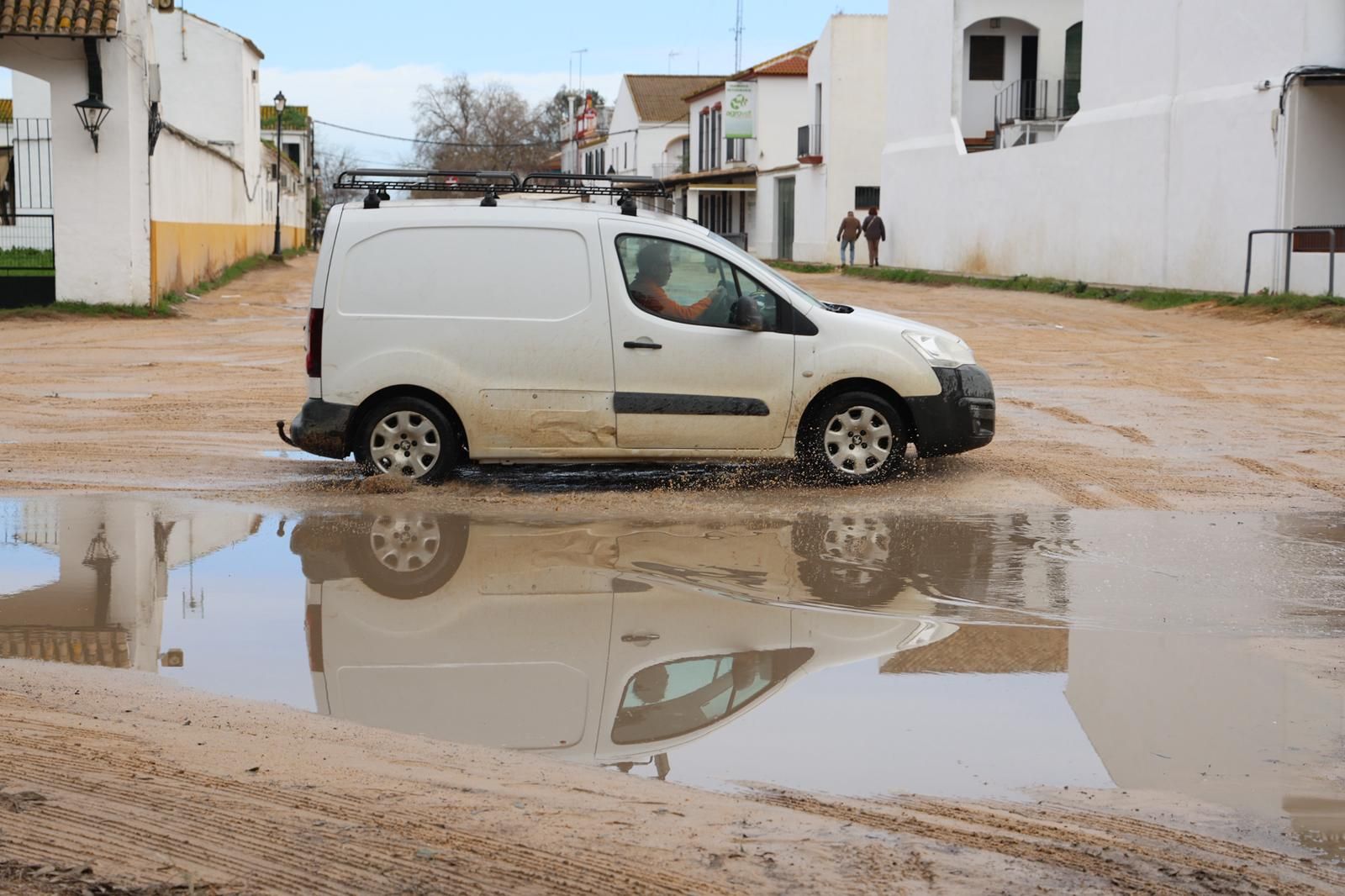 El Rocío tras la inundación de este sábado por la borrasca Marta: fotografías de las calles anegadas en la aldea