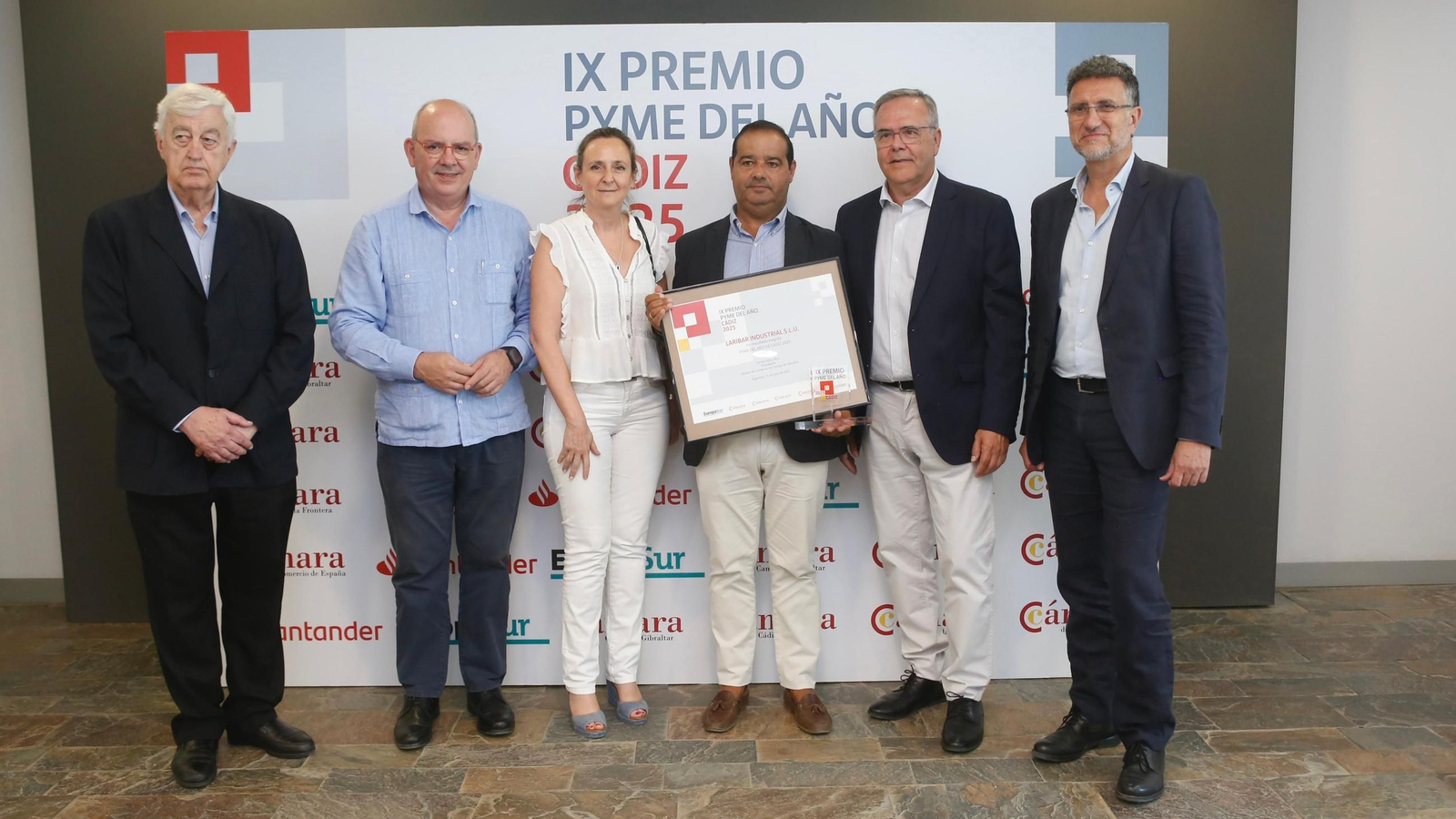 Samuel Barberán, director general de Laribar (centro), recibe el premio de manos del jurado