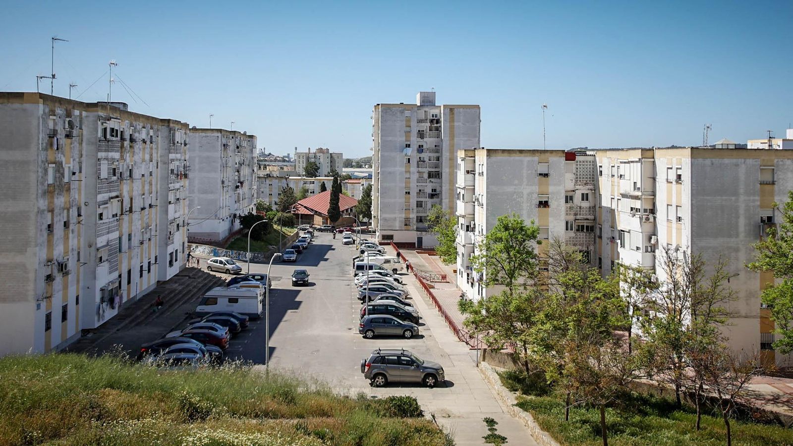 Entre los bloques, la parroquia de San Pablo emerge como una isla en el asfalto del barrio de San Telmo.