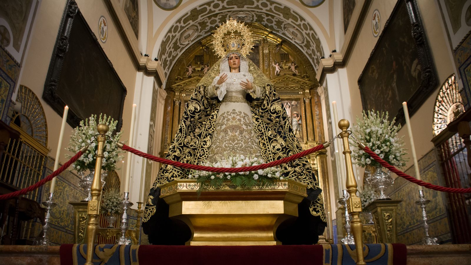 La Virgen del Dulce Nombre se encuentra en veneración en el altar mayor de San Lorenzo