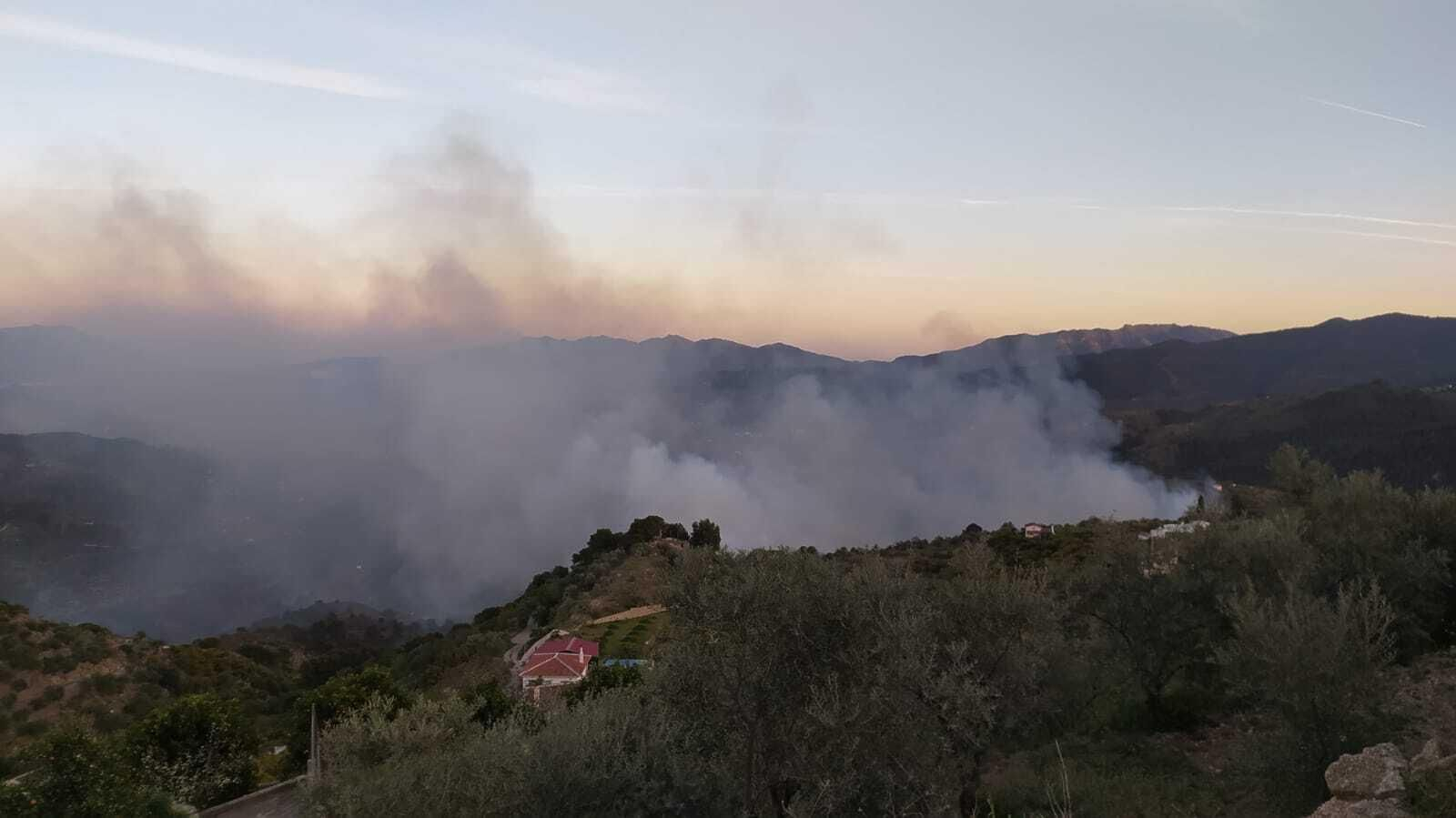 Columna de humo del incendio forestal declarado este jueves en Yunquera. Columna de humo del incendio forestal declarado este jueves en Yunquera.