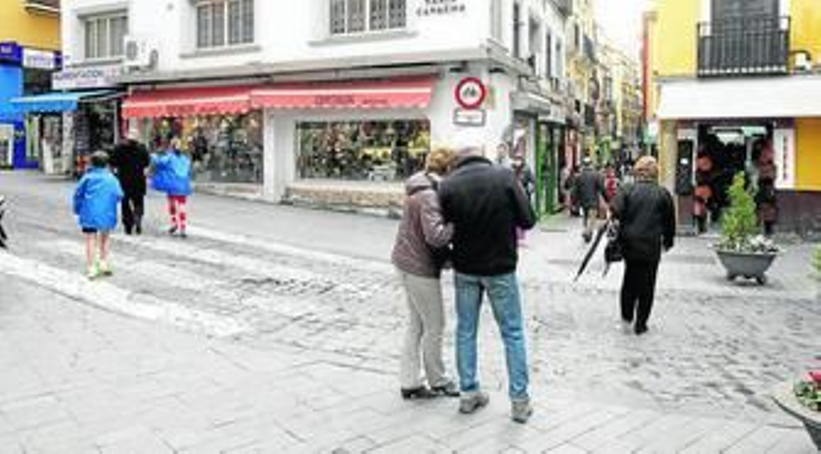 Numerosas personas transitan por la Alfalfa, la zona más dotada de comercios de la ciudad. Numerosas personas transitan por la Alfalfa, la zona más dotada de comercios de la ciudad.