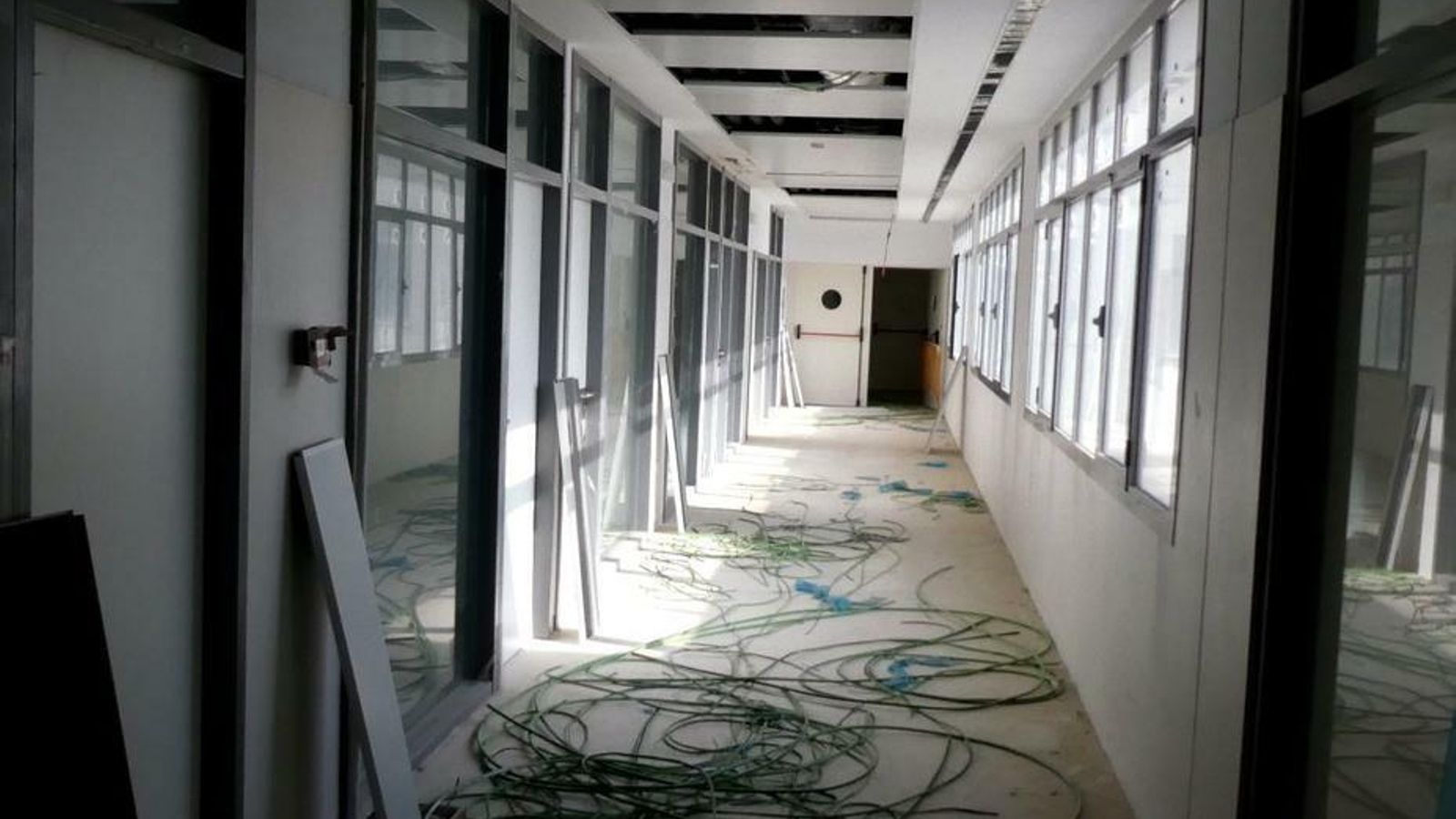 Tubos de goma de los que los ladrones han extraído el cobre