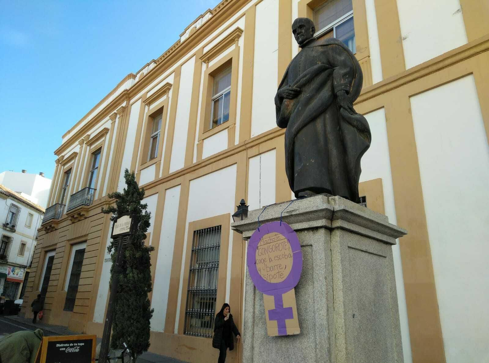 Estatua de Góngora en la plaza de la Trinidad