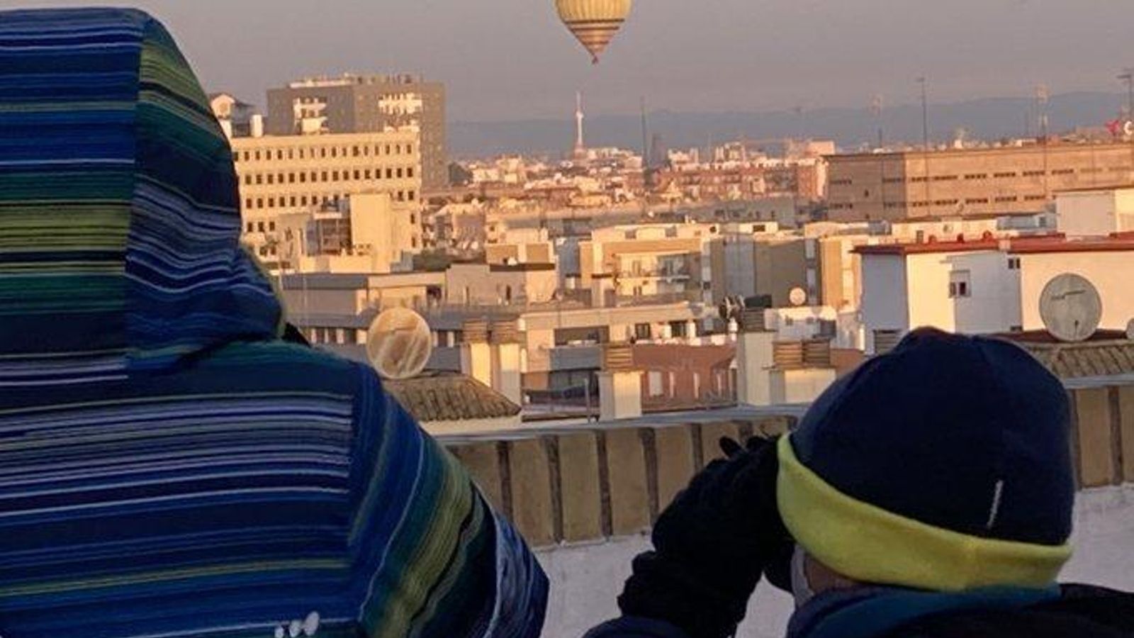 Las fotos y vídeos no han dejado de inmortalizar la llegada de los Reyes Magos desde ventanas, balcones y terrazas de Sevilla.