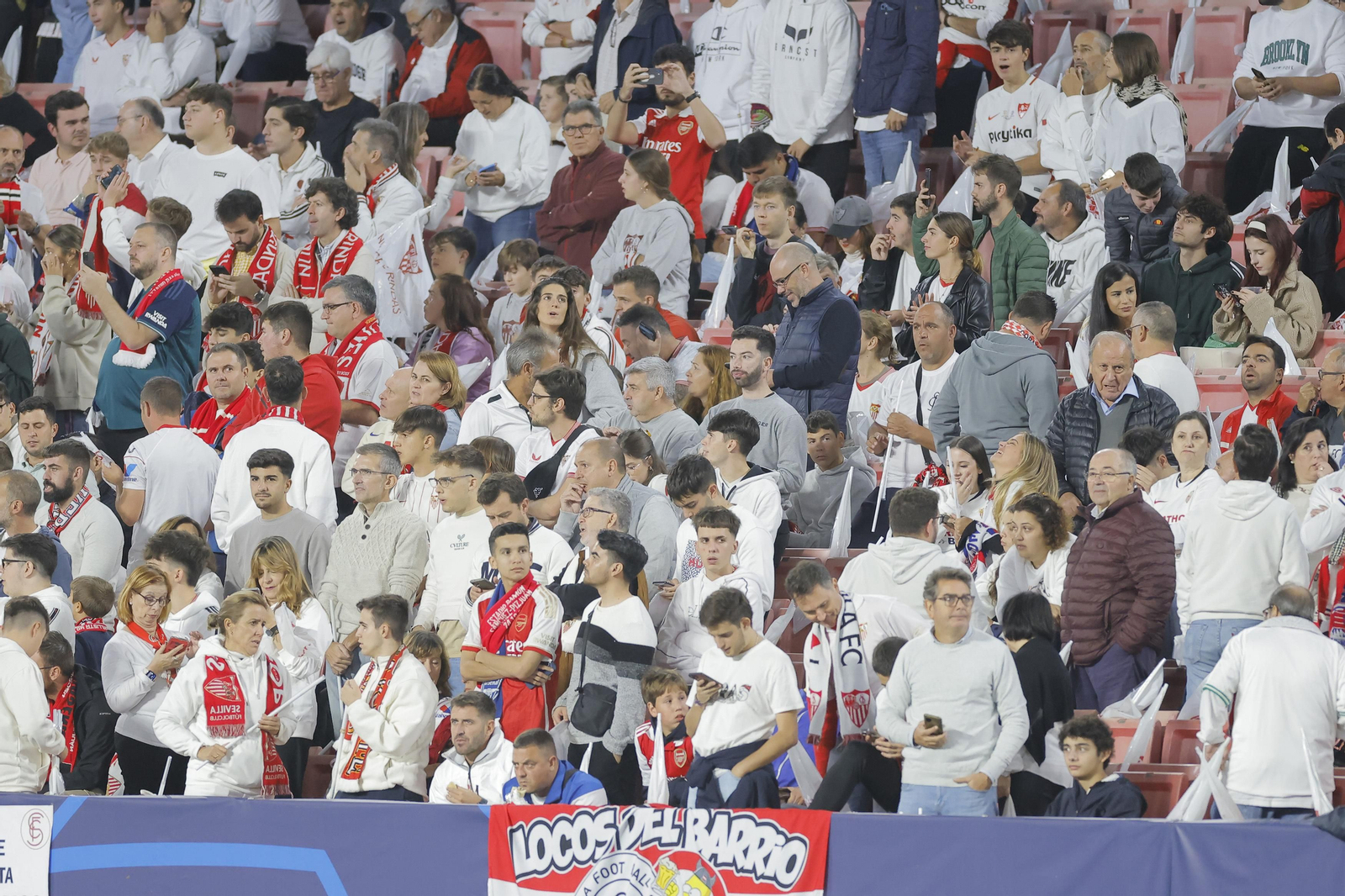 Búscate en las fotos del Sevilla-Arsenal