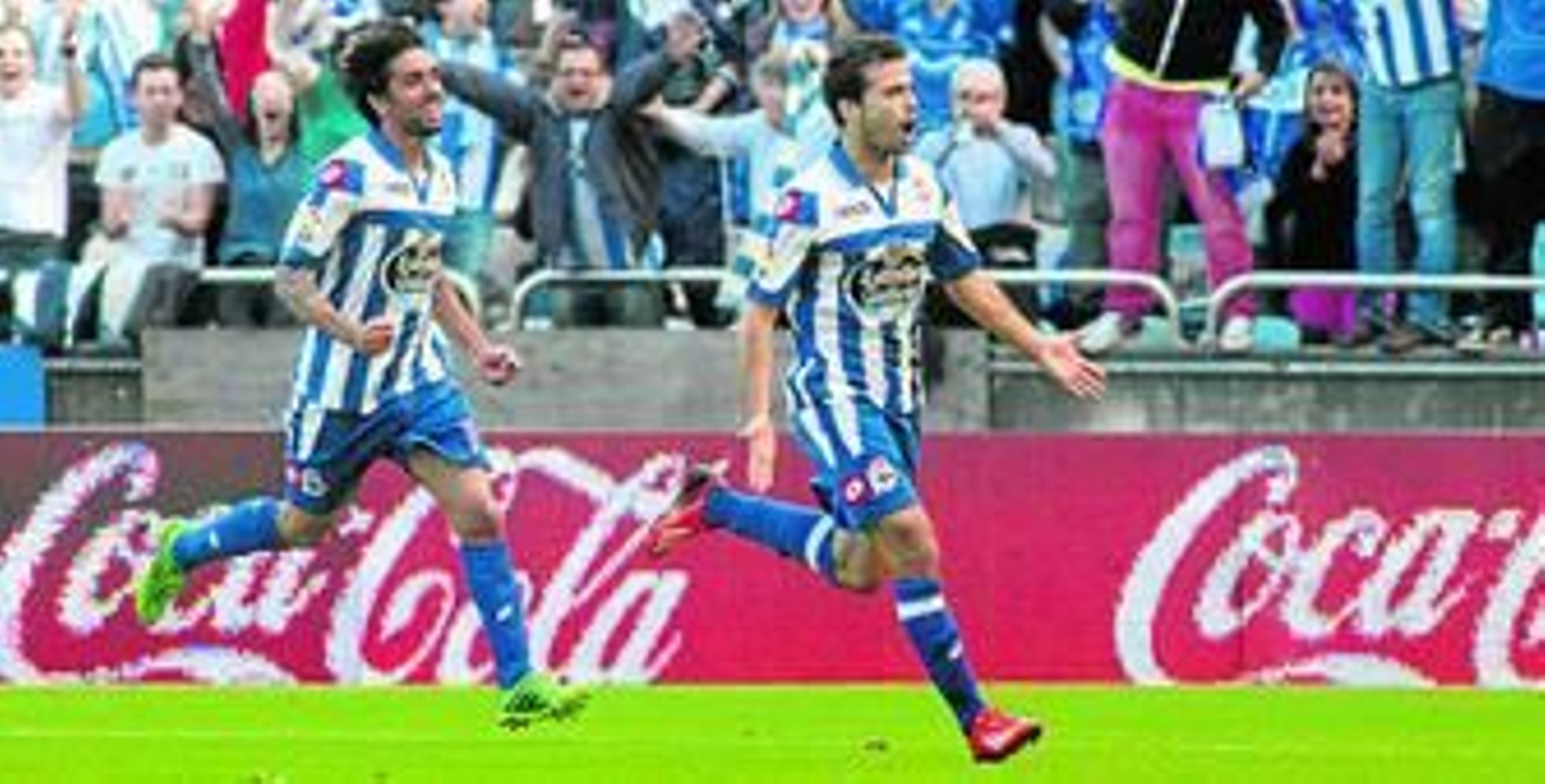 Bruno Gama, seguido por un compañero, celebra un gol con el Deportivo en su etapa en la Liga antes de jugar en el Dnipro.