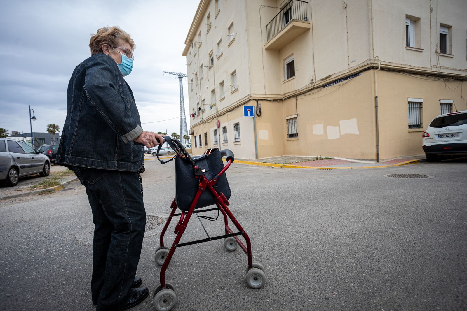 Una mujer cruza frente al edificio que sufre los graves problemas patológicos.