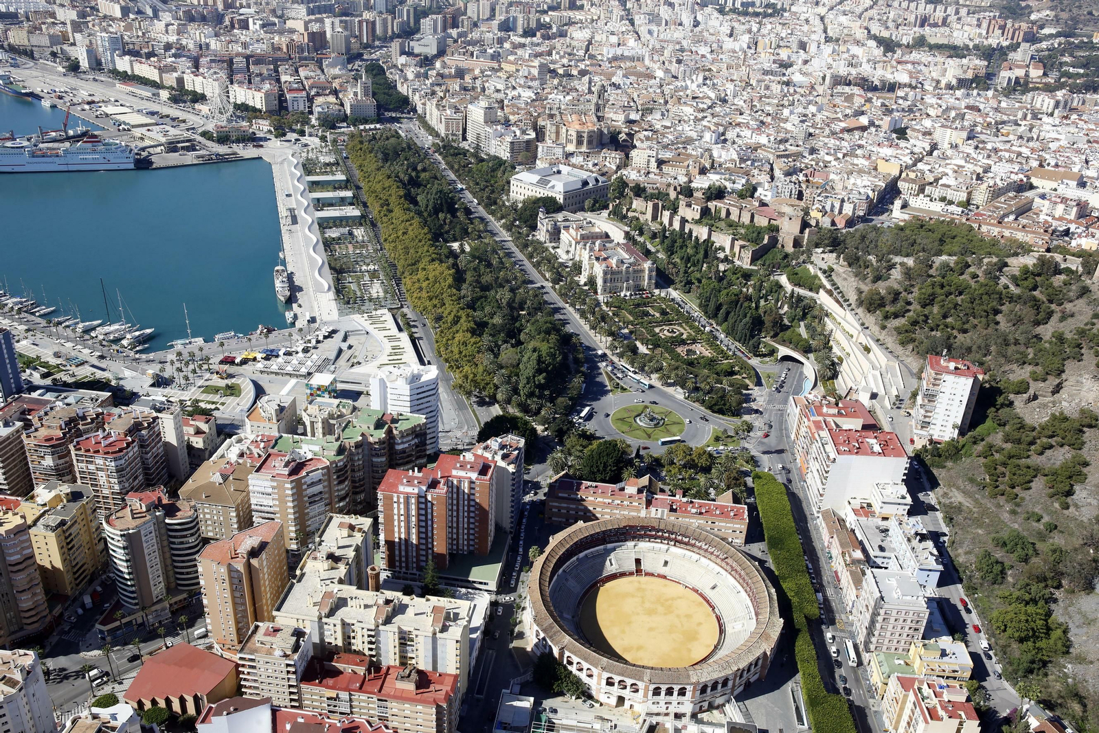 Vista aérea de parte del eje litoral de Málaga capital.