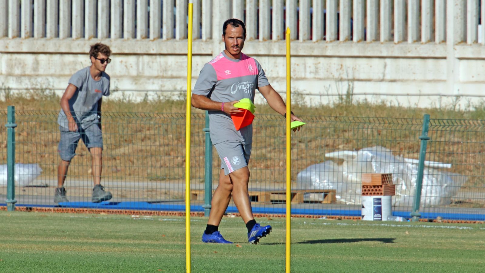 Bruno Herrero, técnico del Xerez DFC B, en un entrenamiento en el Pepe Ravelo.
